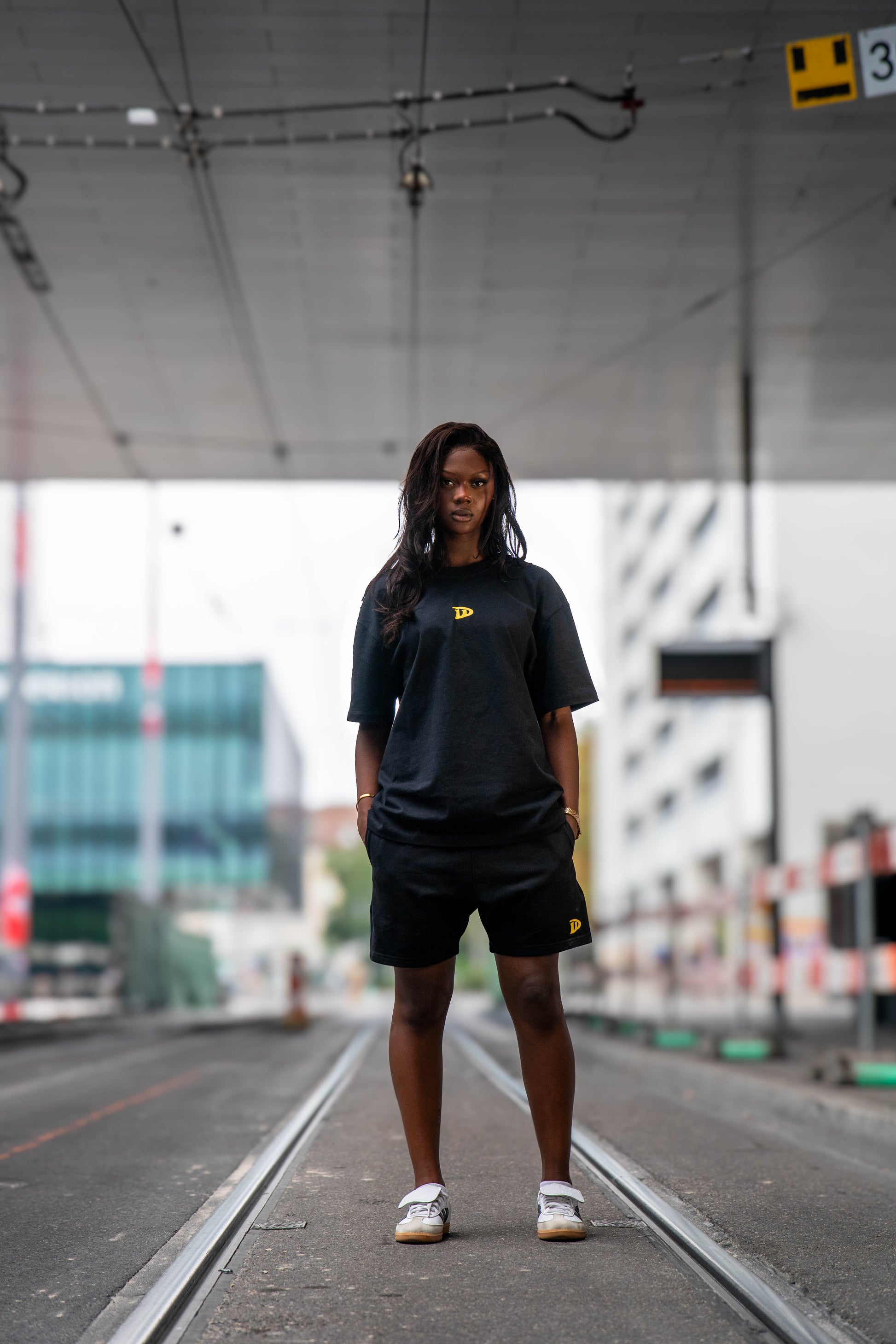 SHORT HONEY BLACK